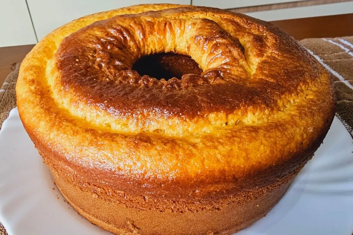 Bolo algodão feito com fubá e maisena fofinho e fácil de preparar amanhã para o café da manhã
