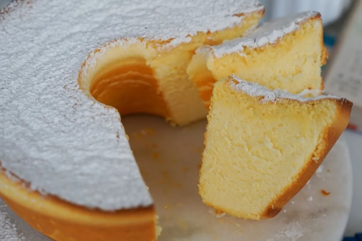 Bolo algodão fofíssimo e sem farinha de trigo para um doce leve na sua festa de fim de ano
