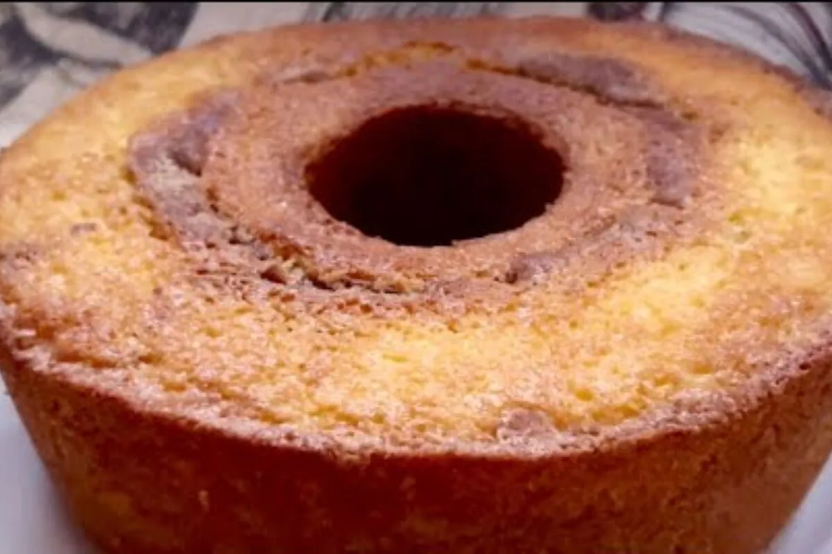 Bolo amanteigado com canela, super fofinho, derrete na boca e perfuma a cozinha na hora do café