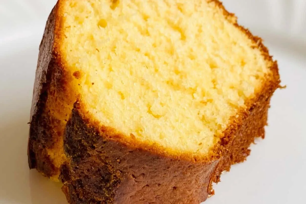 Bolo amanteigado fofinho e perfeito para acompanhar um cafezinho