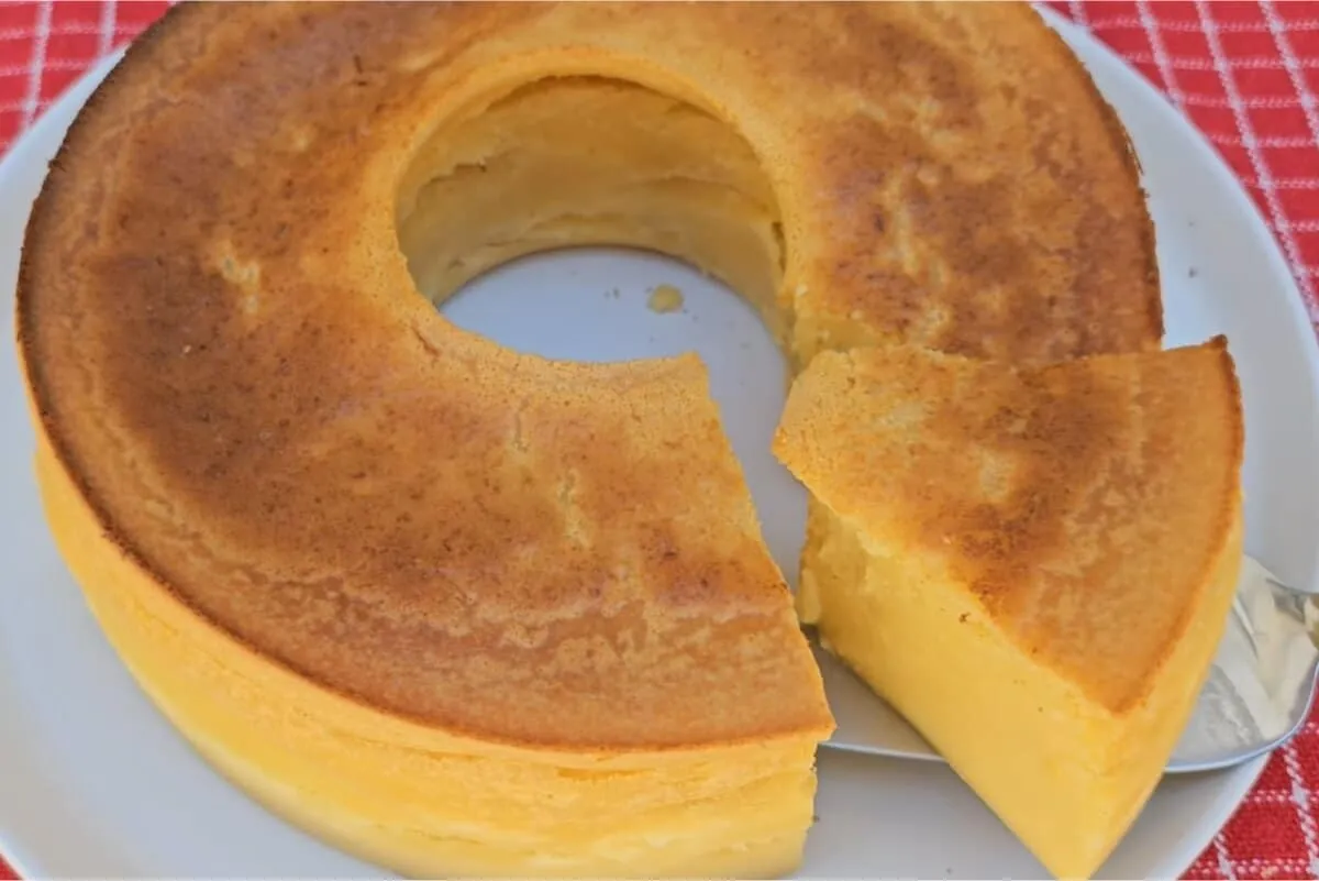 Bolo baeta de milho verde fofinho e suculento para o seu café da manhã de começo de ano