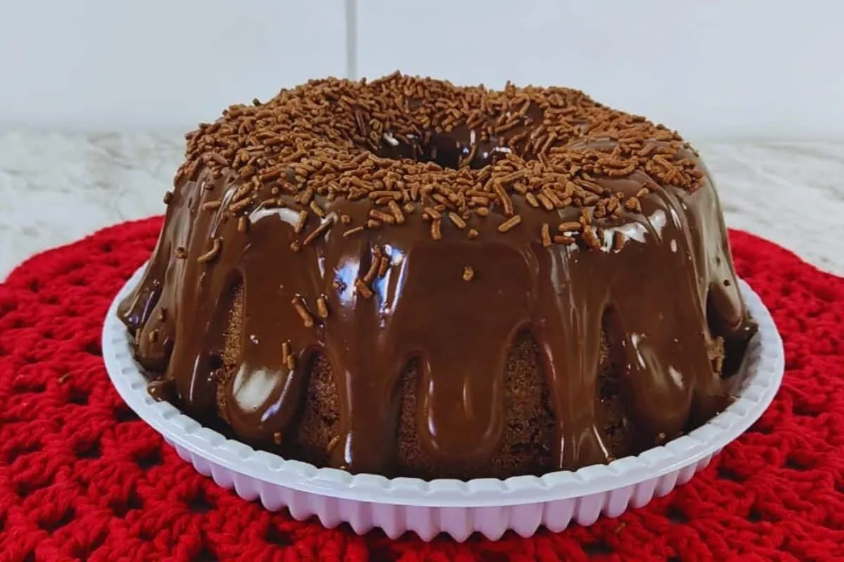 Bolo brigadeiro de liquidificador que fica pronto num pulo! Perfeito para o lanche ou uma festinha rápida