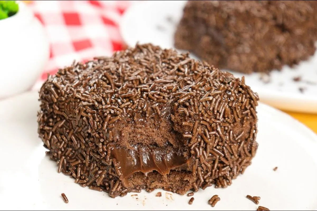 Bolo brigadeiro gelado com massa fofinha e recheio super cremoso bem chocolatudo