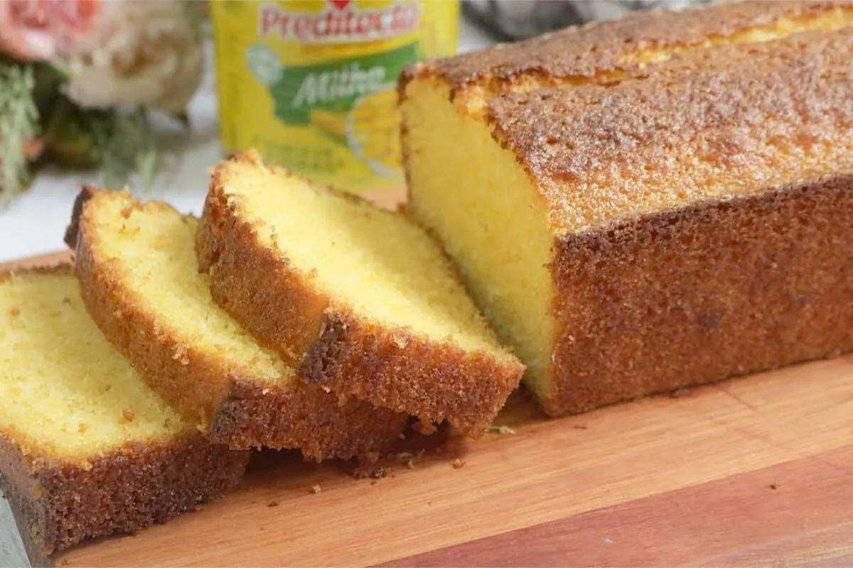 Bolo caseirinho de milho: use apenas milho de latinha e faça essa receita fofinha e deliciosa no liquidificador.