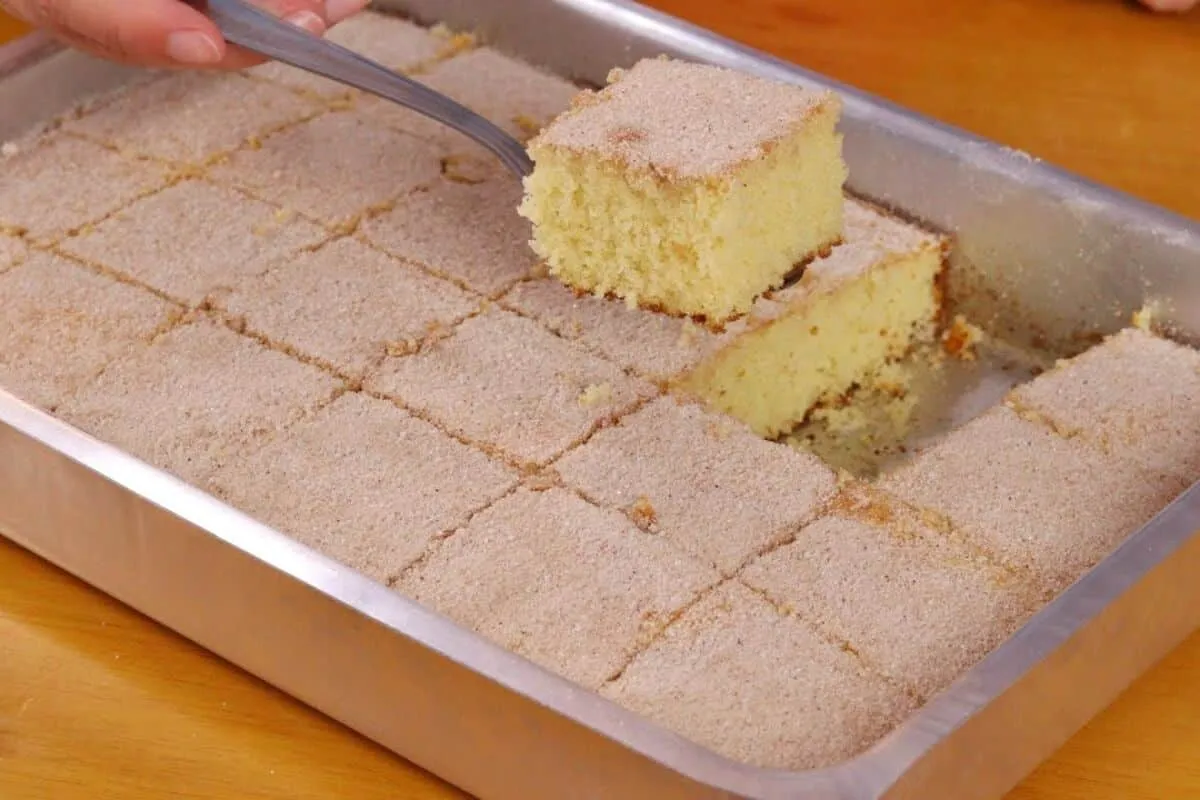 Bolo caseiro simples fofinho e fácil de fazer, receita ideal para o café da tarde