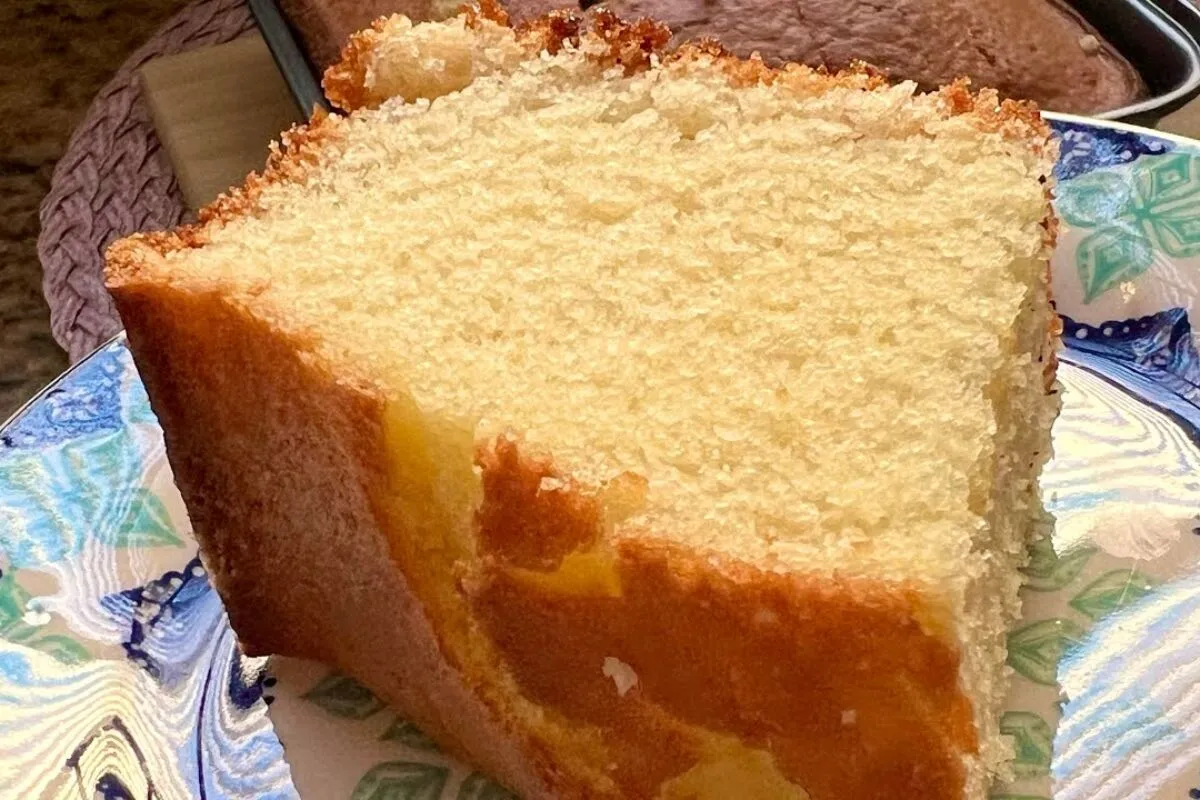 Bolo caseiro simples que fica fofinho e combina demais com um cafezinho agora de manhã