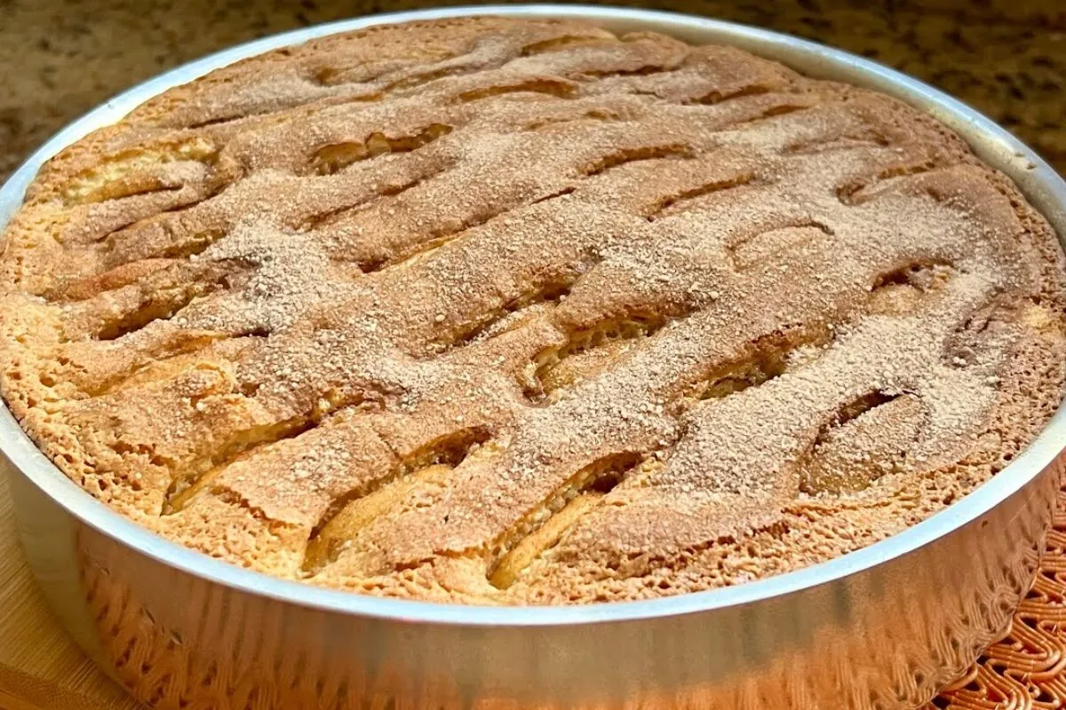 Bolo chama visita fofinho e irresistível, perfeito para servir com café fresquinho