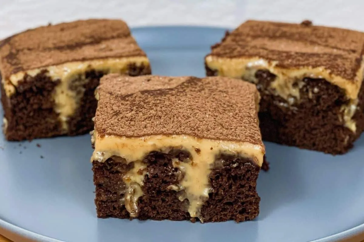 Bolo chococreme super fácil e fofinho com massa feita à mão, sem batedeira