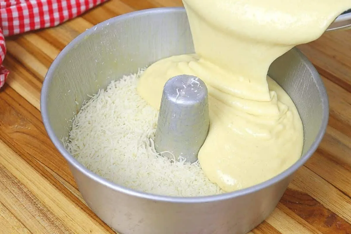 Bolo cocada invertida de coco com calda dourada e sabor irresistível