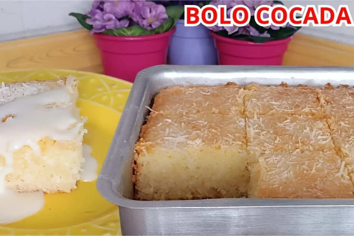 Bolo cocada sem farinha de trigo feito à mão que fica molhadinho e irresistível