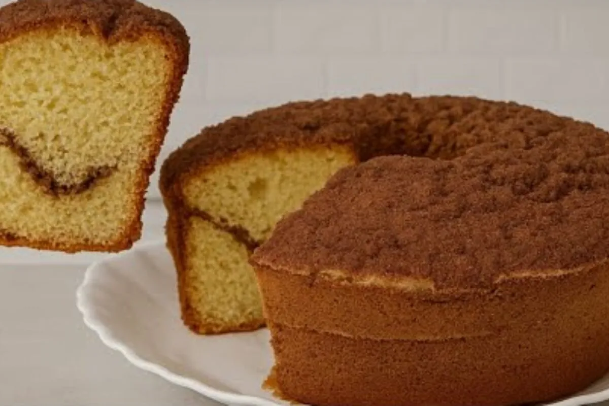 Bolo com farofa de chocolate: fofinho por dentro e com cobertura crocante