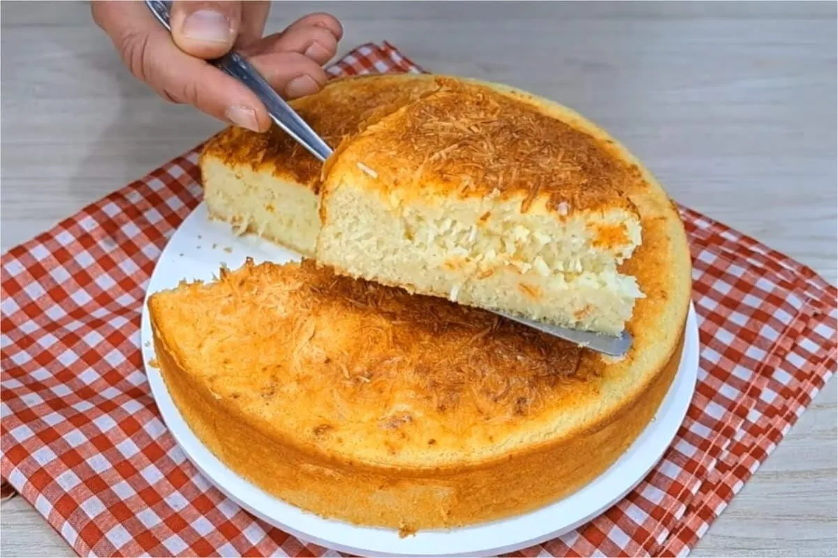 Bolo cremoso de coco fofinho e molhadinho que todo mundo vai pedir mais um pedaço