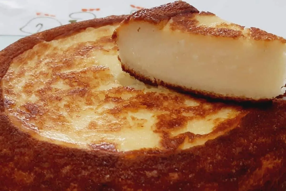Bolo cremoso de mandioca sem glúten e sem lactose, que fica com uma textura de nuvem