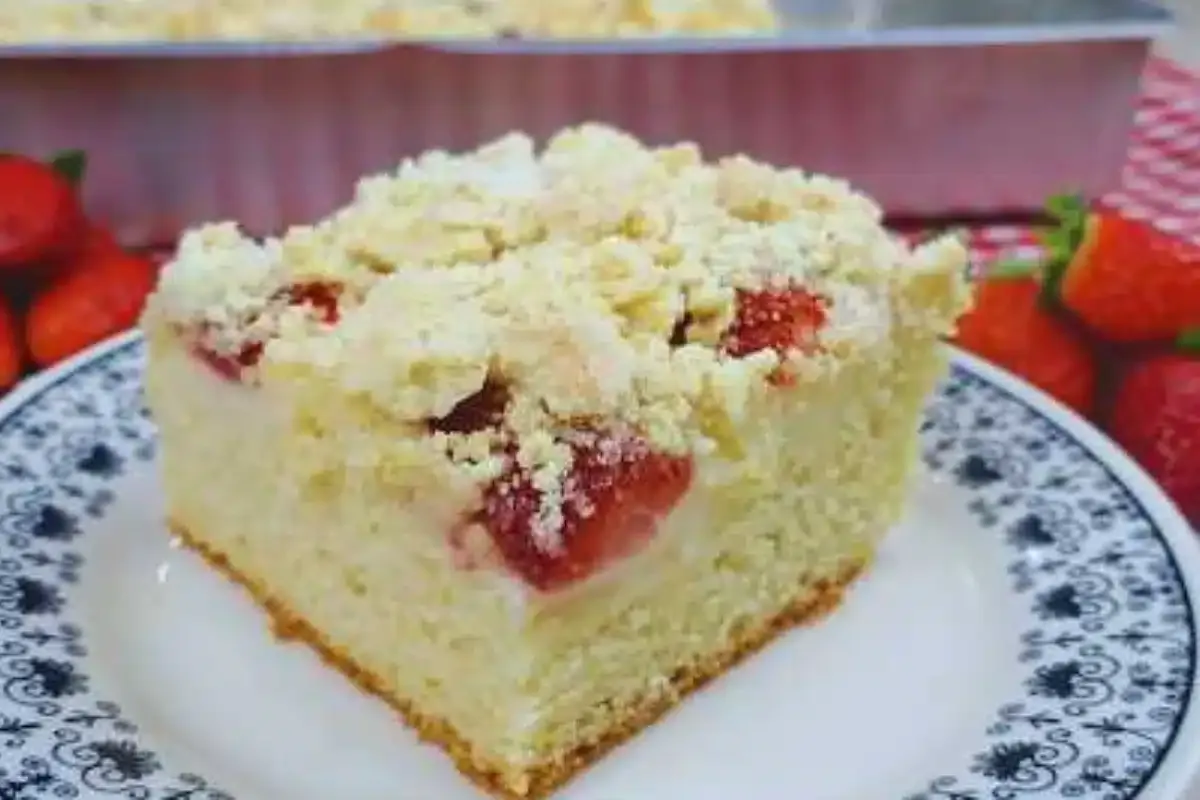 Bolo cuca de morango com creme e farofa: uma combinação divina de texturas, perfeito para a sobremesa