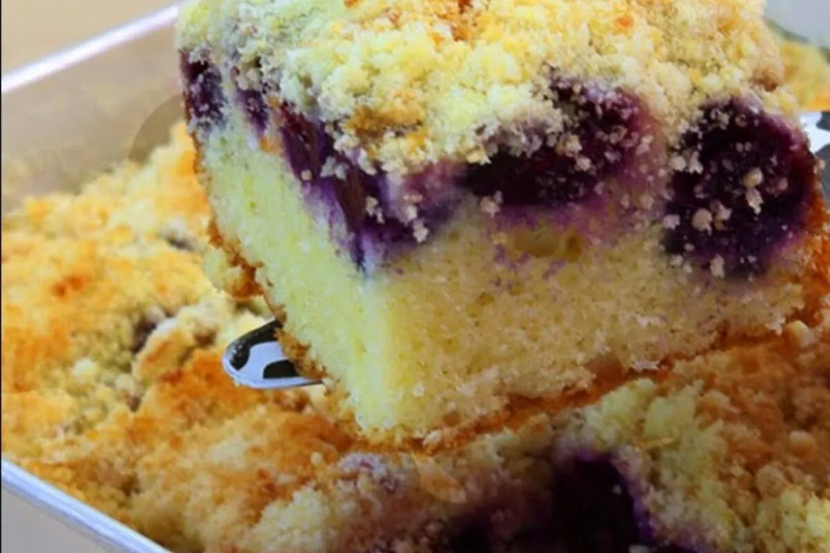 Bolo cuca de uva com farofa crocante por cima, receita prática e com sabor caseiro