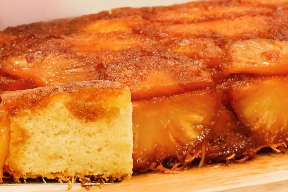 Bolo de abacaxi caramelizado fácil e rápido para o café da tarde ou sobremesa