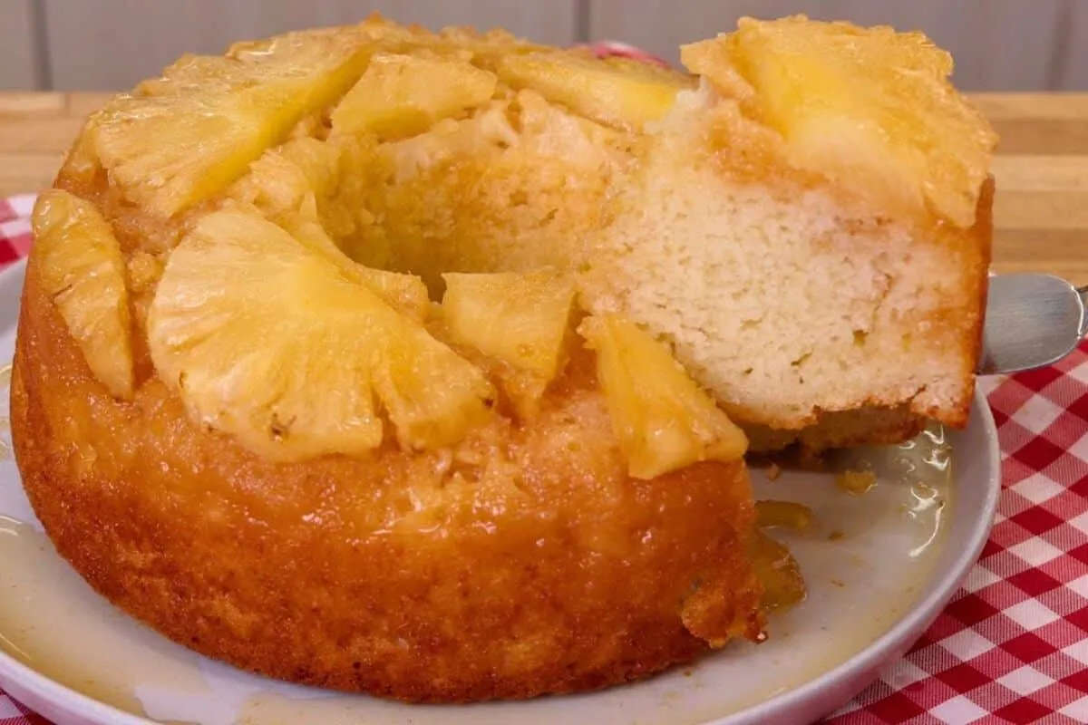 Bolo de abacaxi caramelizado fofinho e delicioso receita prática pro café da tarde