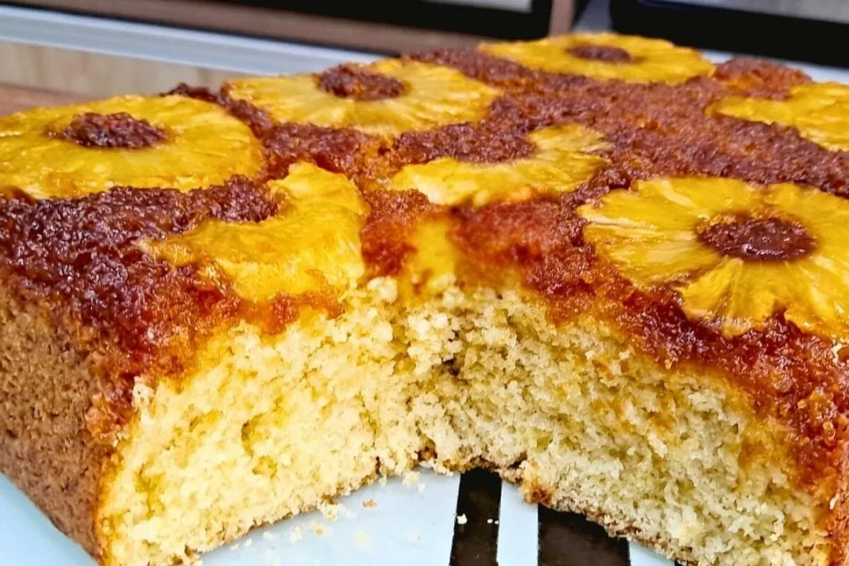 Bolo de abacaxi caramelizado: o bolo de abacaxi mais gostoso que você vai fazer na vida