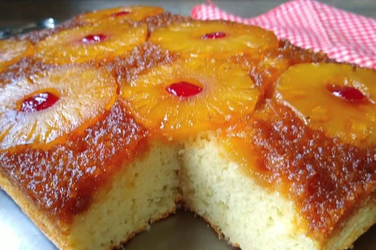Bolo de abacaxi, é só misturar os ingredientes para ter um bolo úmido, muito fofinho e divino