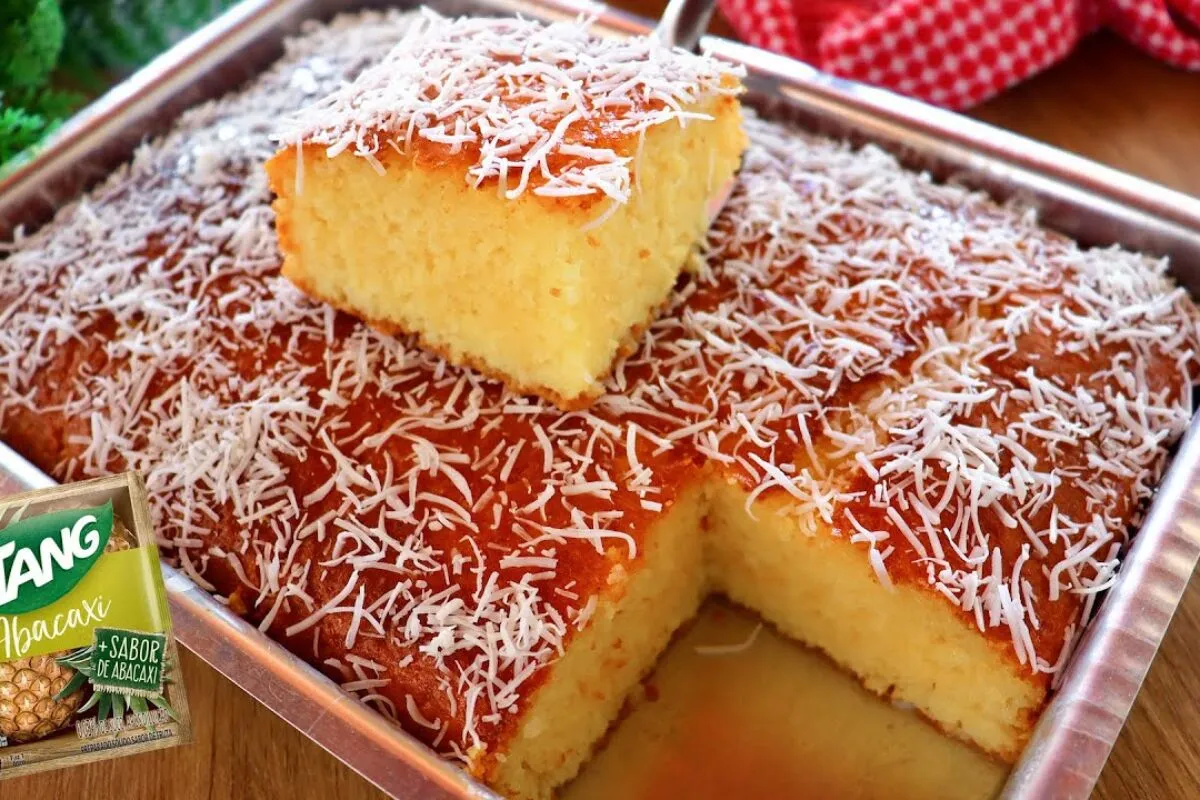 Bolo de abacaxi feito com tang fofinho e molhadinho do jeito que todo mundo gosta