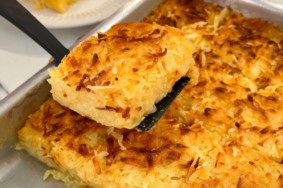 Bolo de aipim com coco bem molhadinho, com aquele sabor caseiro que lembra receita de vó