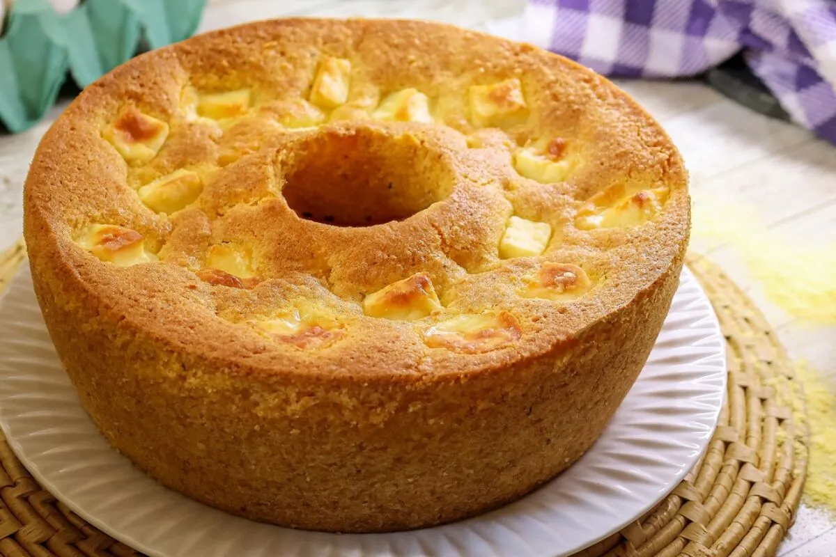 Bolo de angú de fubá que desmancha na boca para o café da manhã de ano novo em família