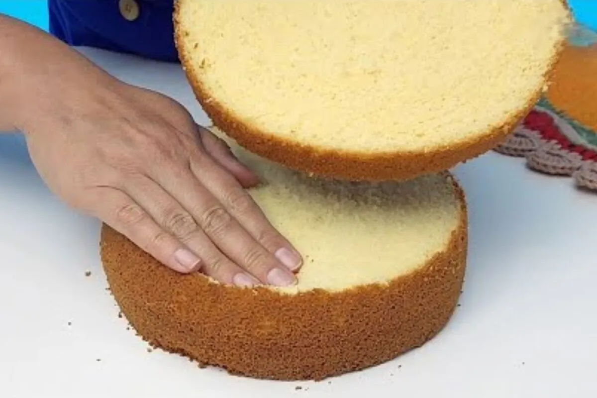 Bolo de aniversário fofinho, simples e sem fermento que rende muito sua festa