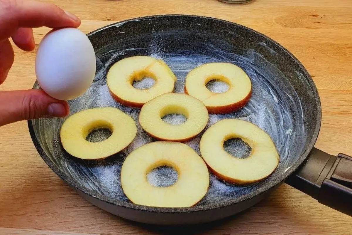 Bolo de aveia na frigideira com 1 ovo e 1 maçã: a sobremesa rápida e fácil de fazer