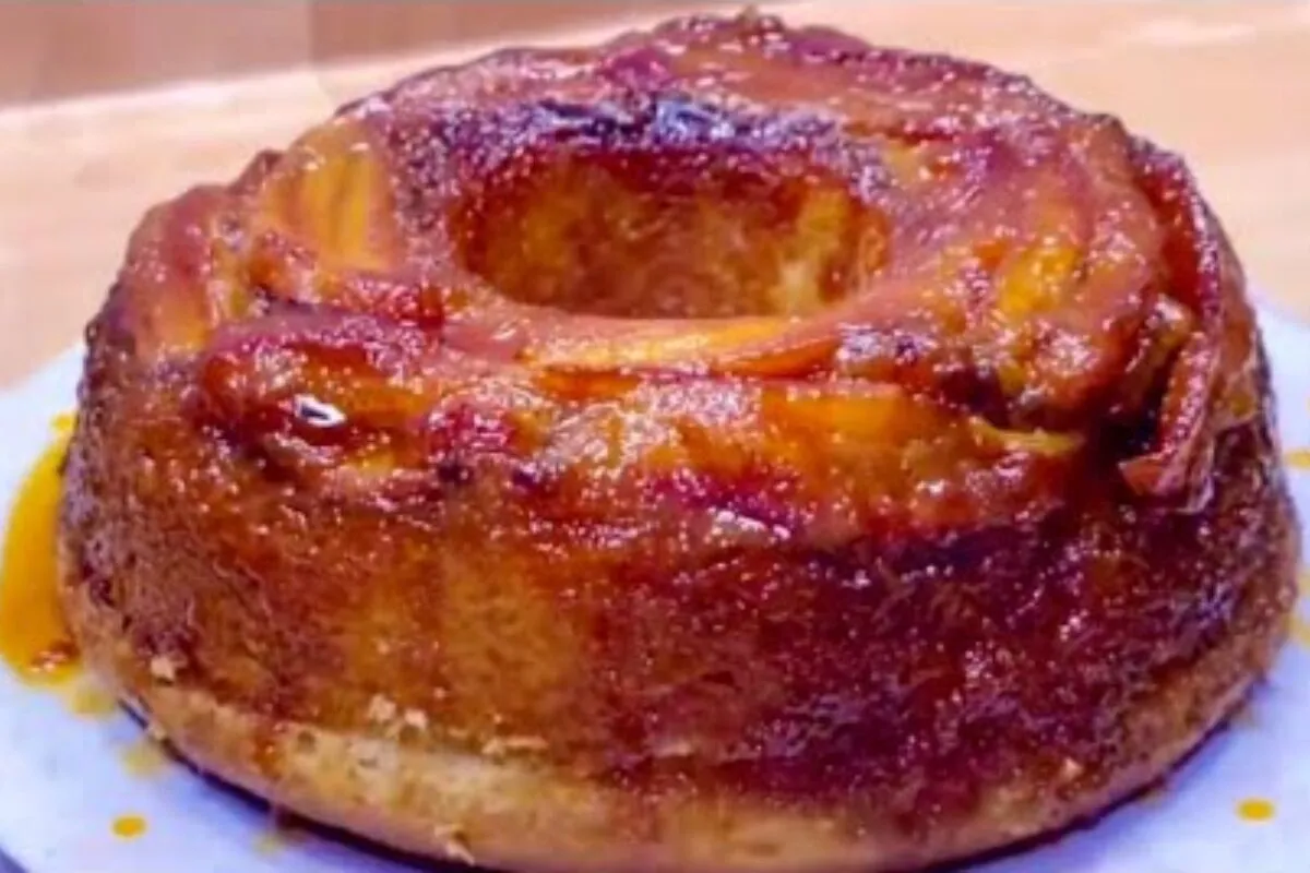 Bolo de banana caramelado fofinho que conquista todo mundo na primeira fatia