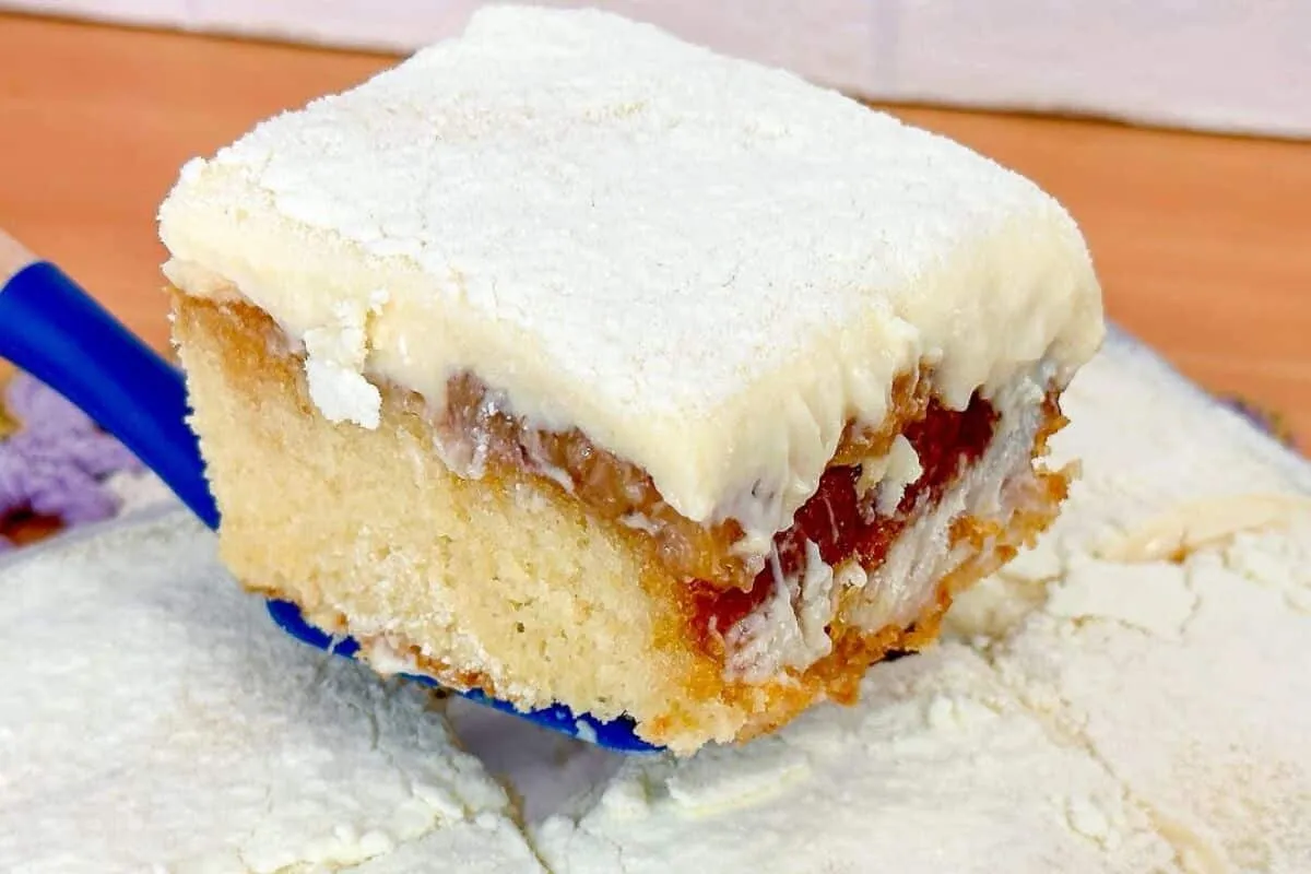 Bolo de banana caramelizada: o bolo fofinho e especial que é perfeito para o café da tarde