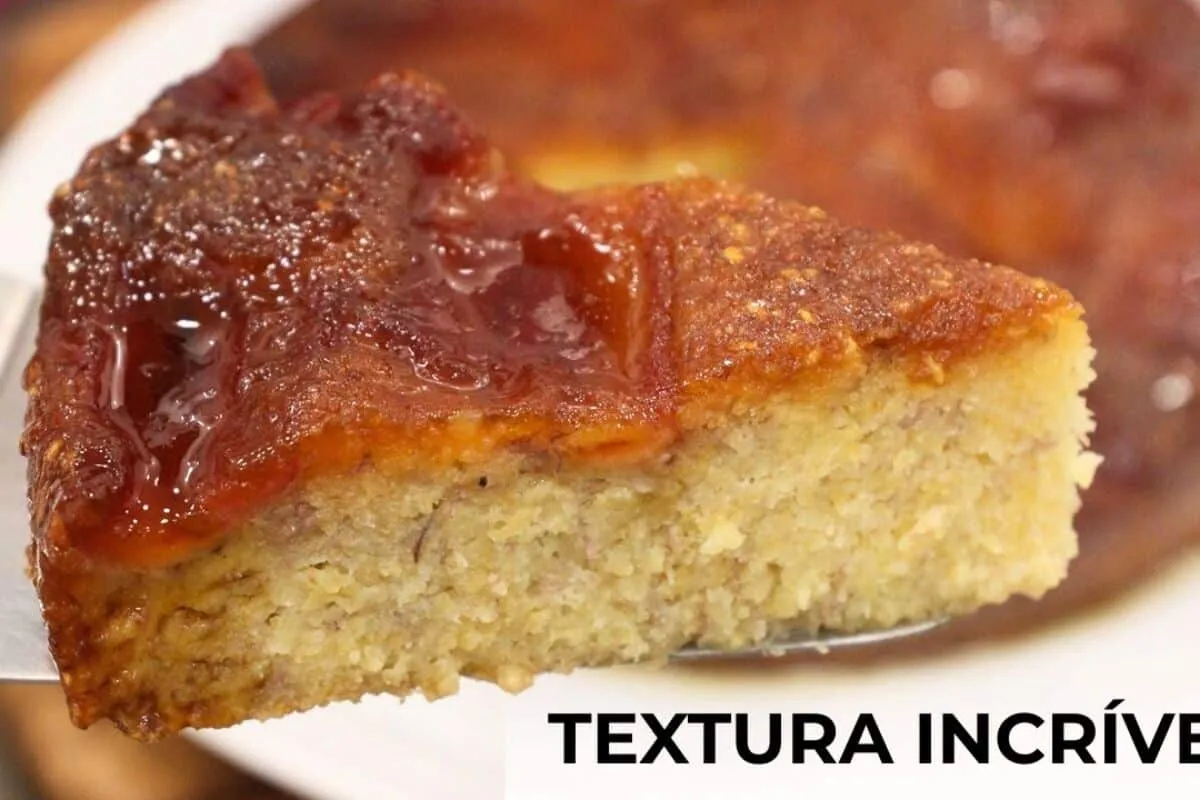 Bolo de banana caramelizada perfeito para o café e que deixa todo mundo querendo mais um pedaço