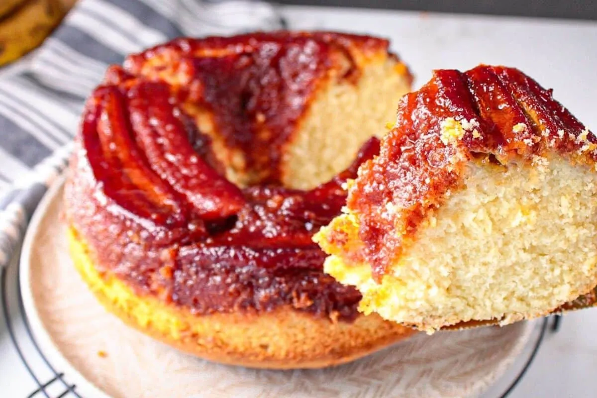Bolo de banana caramelizado que fica com uma calda perfeita e uma textura super fofinha