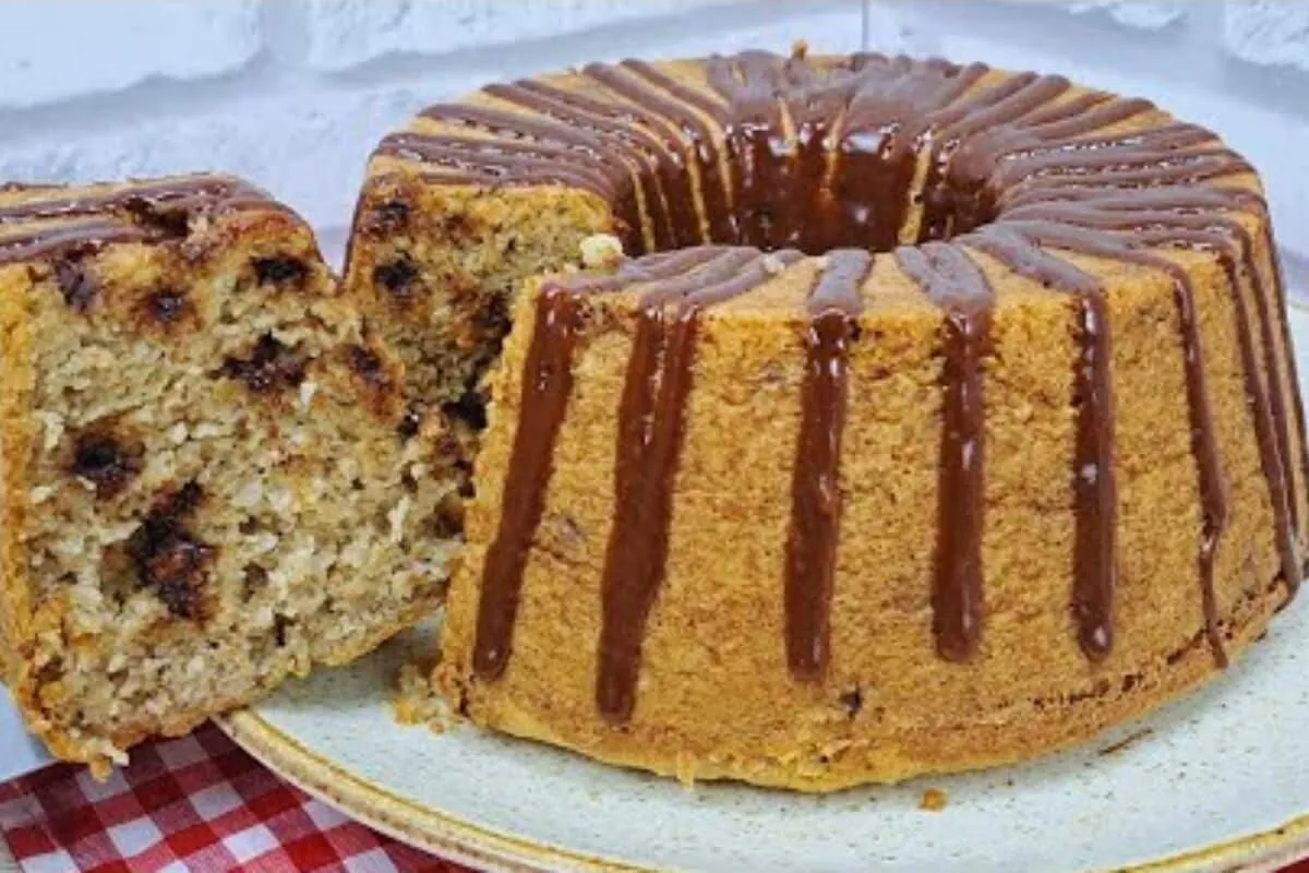 Bolo de banana com aveia e chocolate: a receita fofinha e sem trigo para o seu café da manhã