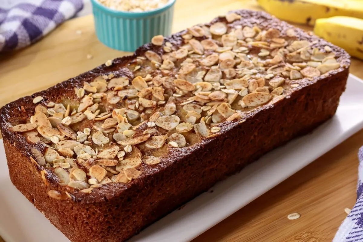 Bolo de banana com aveia rápido, fácil e muito saboroso para você saborear sem culpa