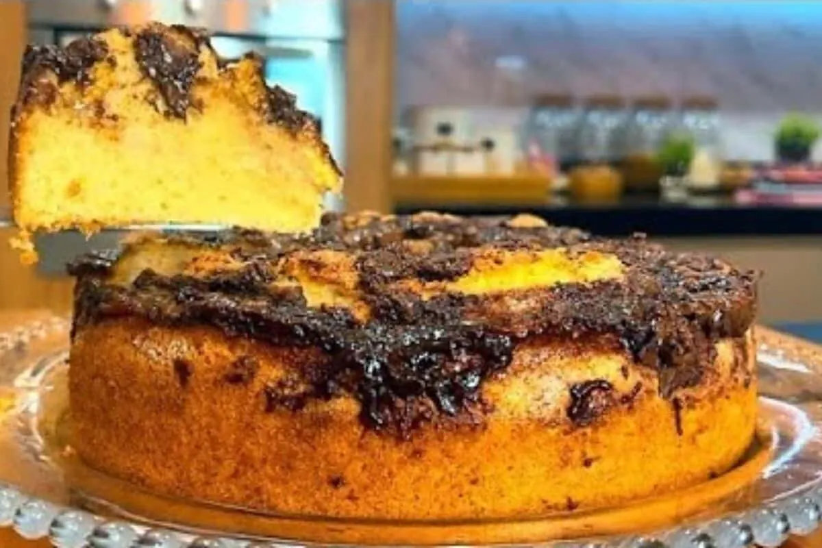 Bolo de banana com cobertura de chocolate, receita fácil e deliciosa para o café