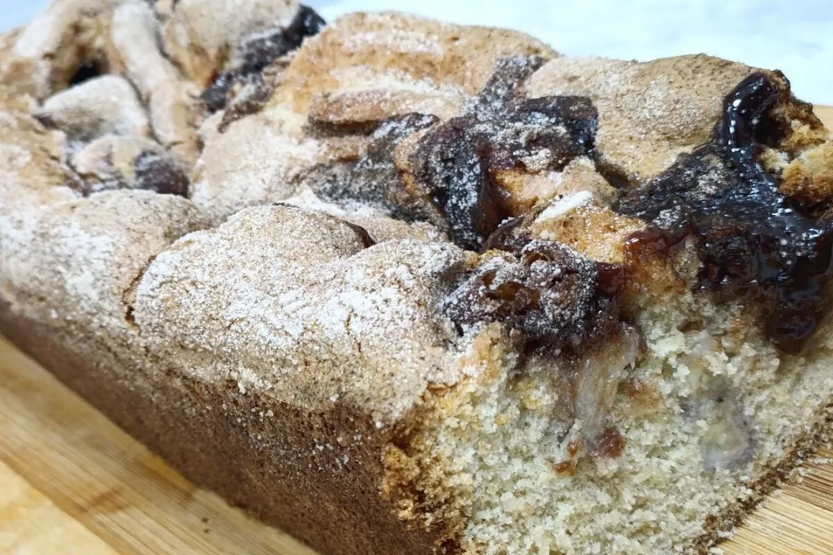 Bolo de banana com doce de leite: a combinação perfeita que já sai do forno recheada