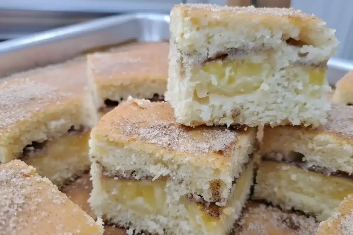 Bolo de banana fofinho e molhadinho feito à mão e com recheio no meio para o seu café da tarde