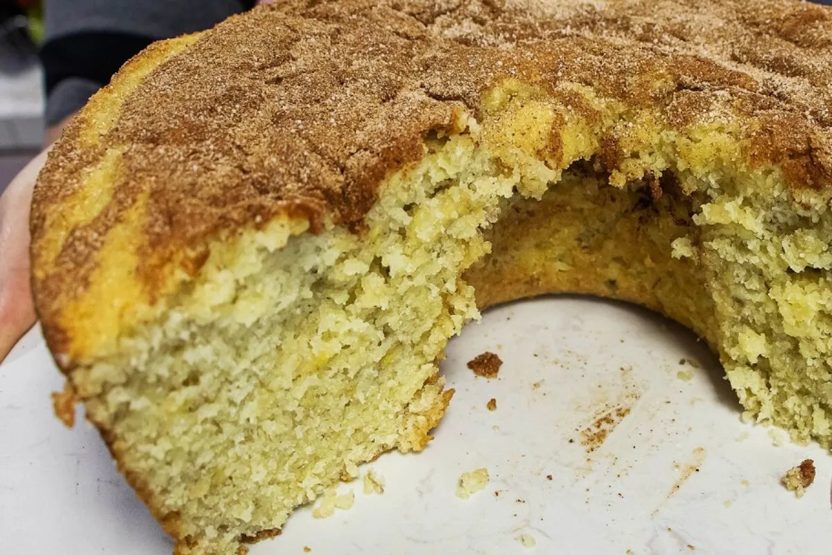 Bolo de banana fofinho e molhadinho mais gostoso do mundo com cobertura de açúcar e canela