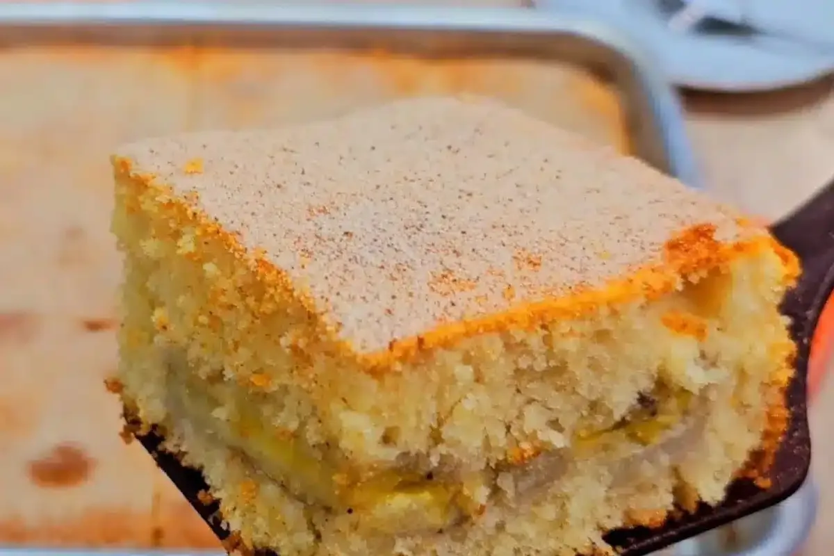 Bolo de banana recheado que já sai do forno pronto e fica com uma massa super fofinha