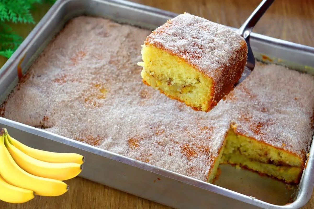 Bolo de banana recheado que surpreende na fofura e no sabor irresistível