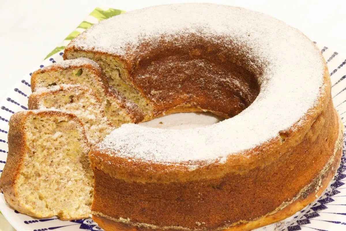 Bolo de banana simples sem óleo e sem manteiga que fica super molhadinho para servir no café