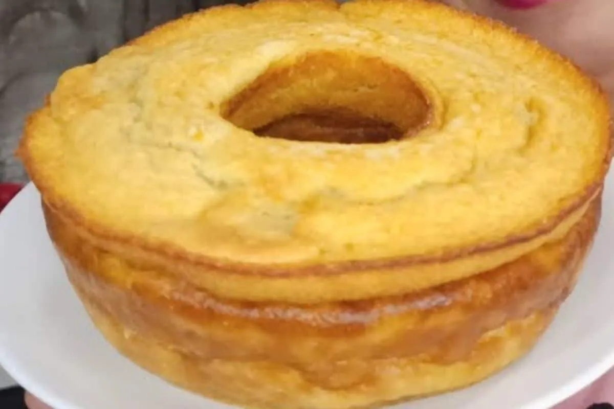 Bolo de batata doce com maisena que é fofinho, não leva trigo, e pode substituir o pão no café