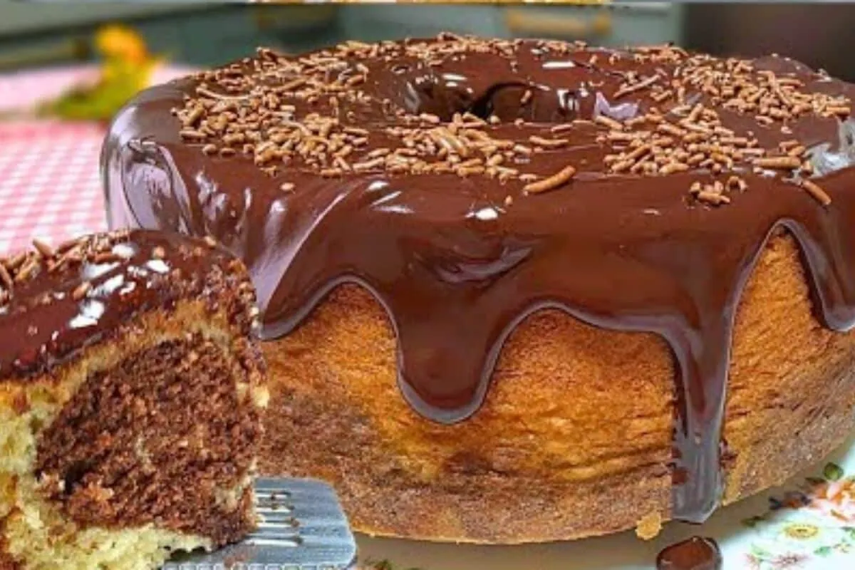 Bolo de baunilha com chocolate mesclado, simples e perfeito para acompanhar um café