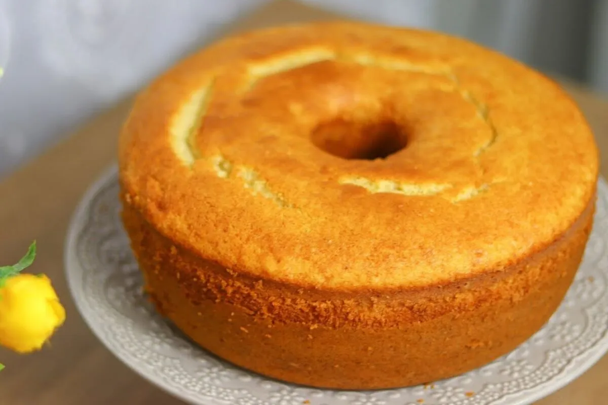 Bolo de baunilha fofão que derrete na boca perfeito para o lanche da tarde