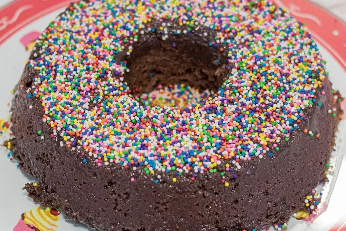 Bolo de brigadeiro de microondas que já sai com cobertura pronto para comer