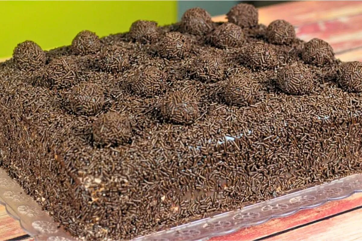 Bolo de brigadeiro fofinho com uma cobertura brilhante que vai fazer você nunca mais querer testar outra receita de bolo de chocolate