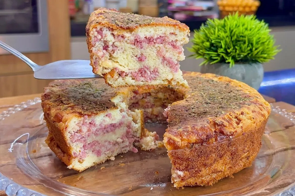 Bolo de calabresa, uma torta salgada com queijo que fica sensacional e é muito fácil de preparar