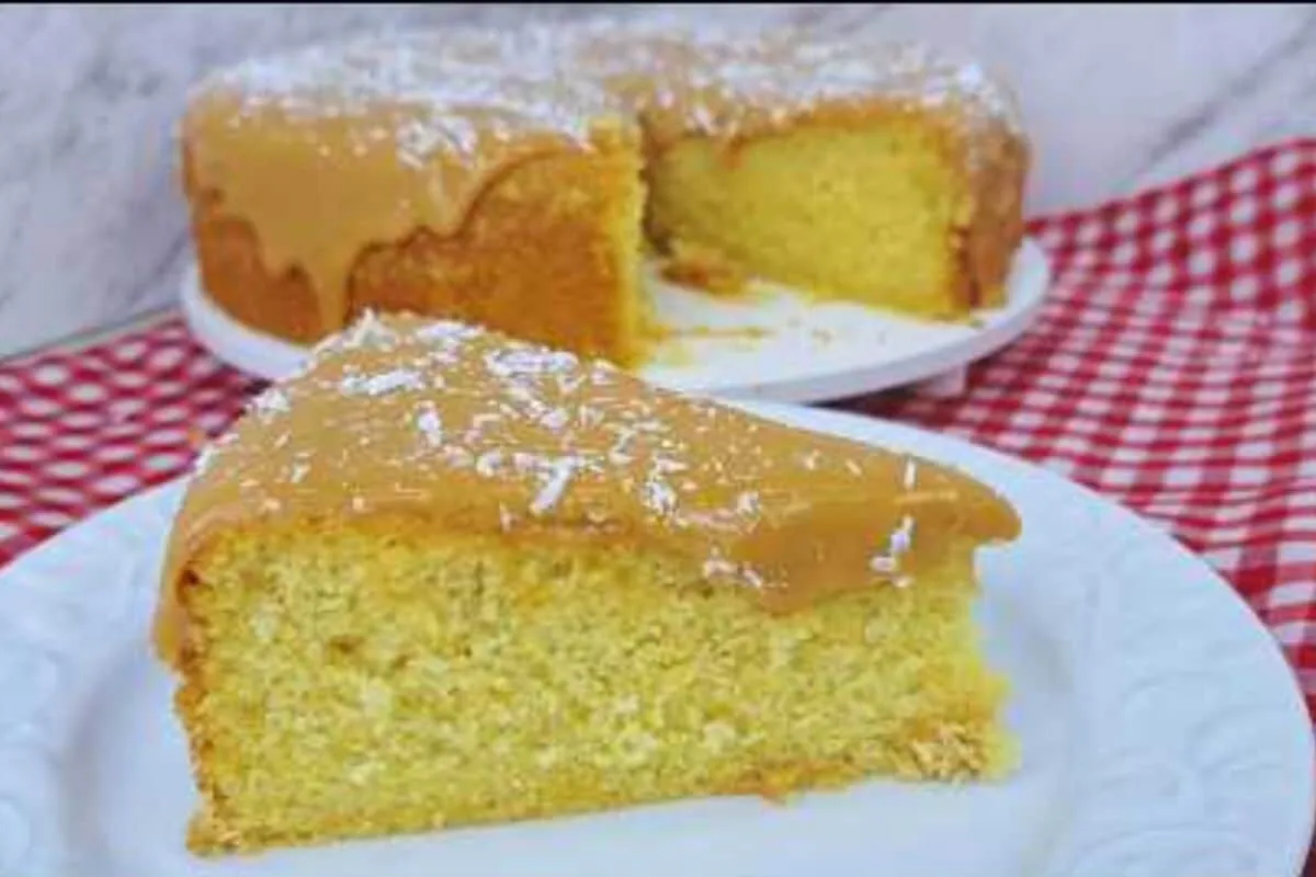 Bolo de caneca no microondas de coco e doce de leite que já sai recheado e pronto em minutos