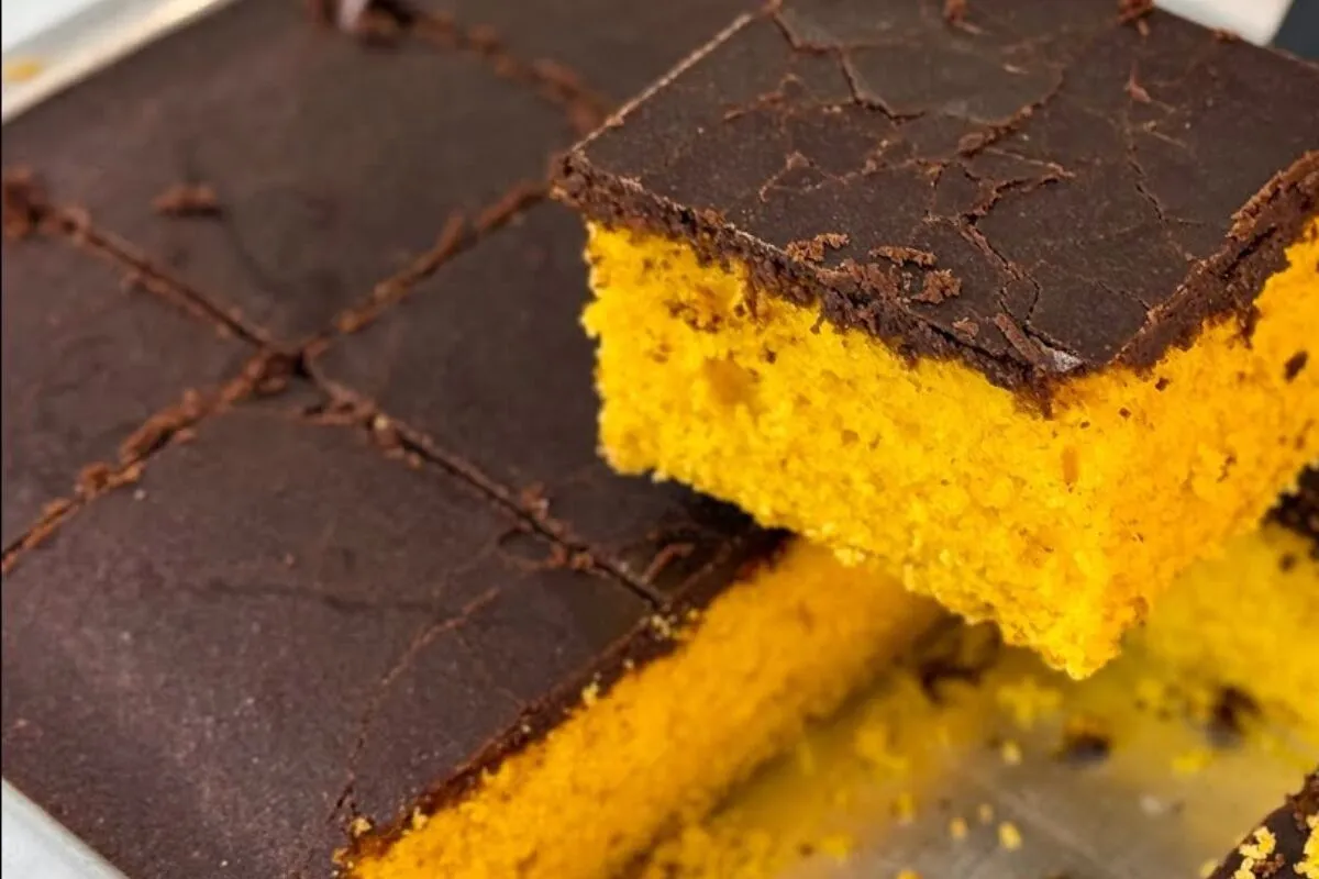 Bolo de cenoura com casquinha de chocolate: massa leve e cobertura crocante