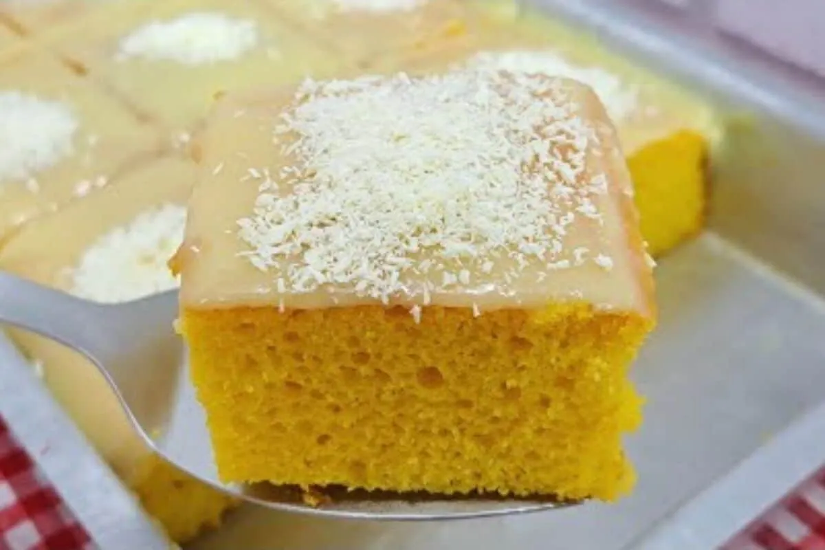Bolo de cenoura com cobertura de chocolate branco de comer pedindo bis